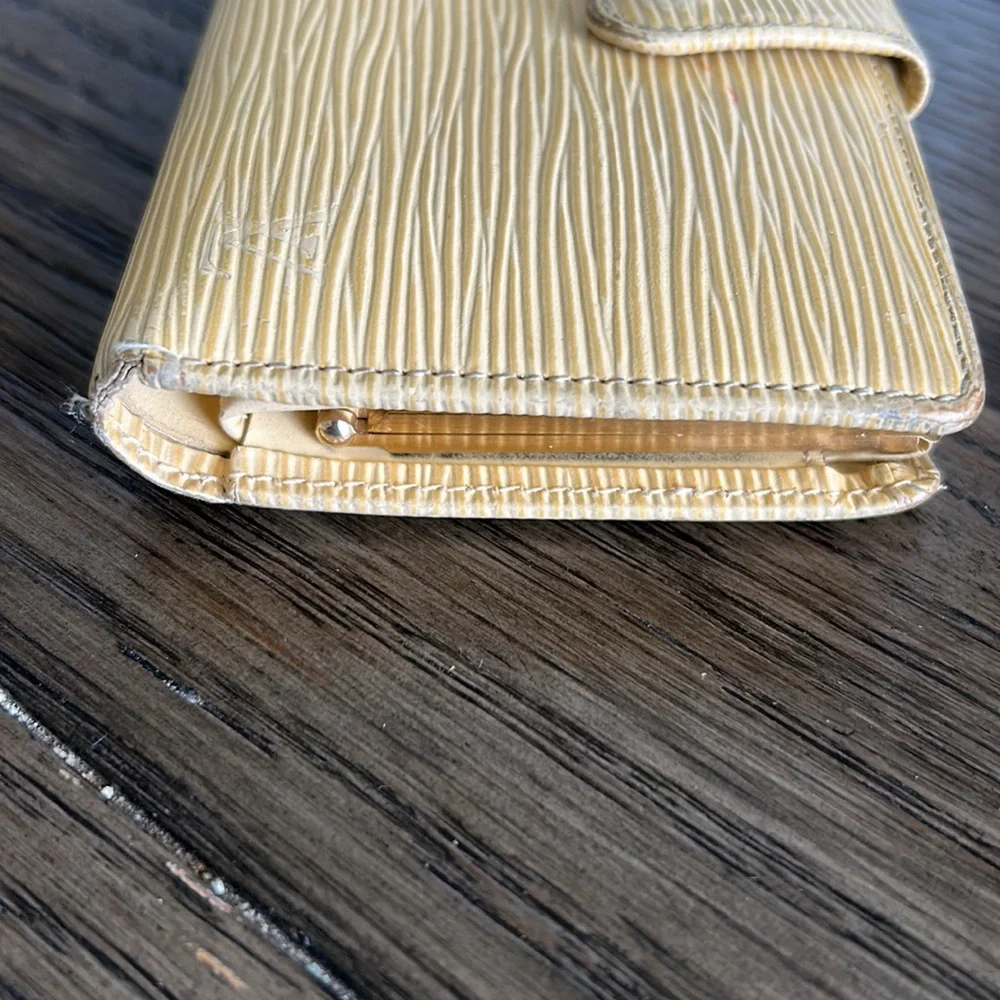 Louis Vuitton Kisslock Epi Wallet